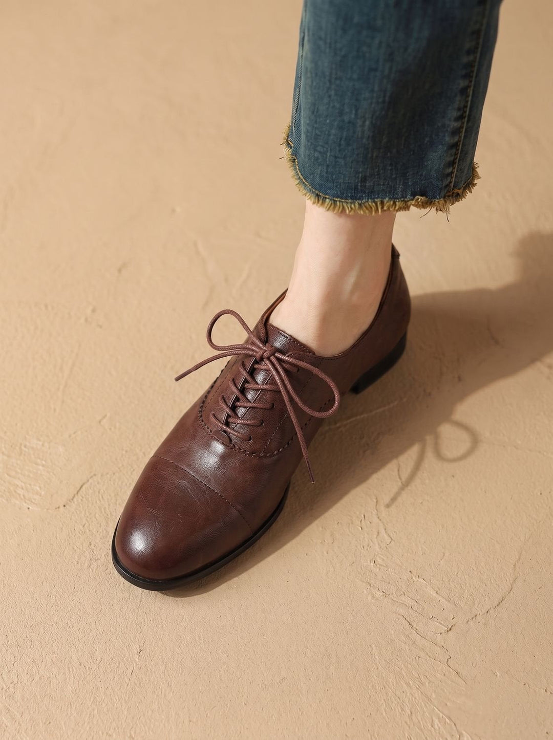 Lace-Up Women's Leather Flats for Timeless Comfort (12)