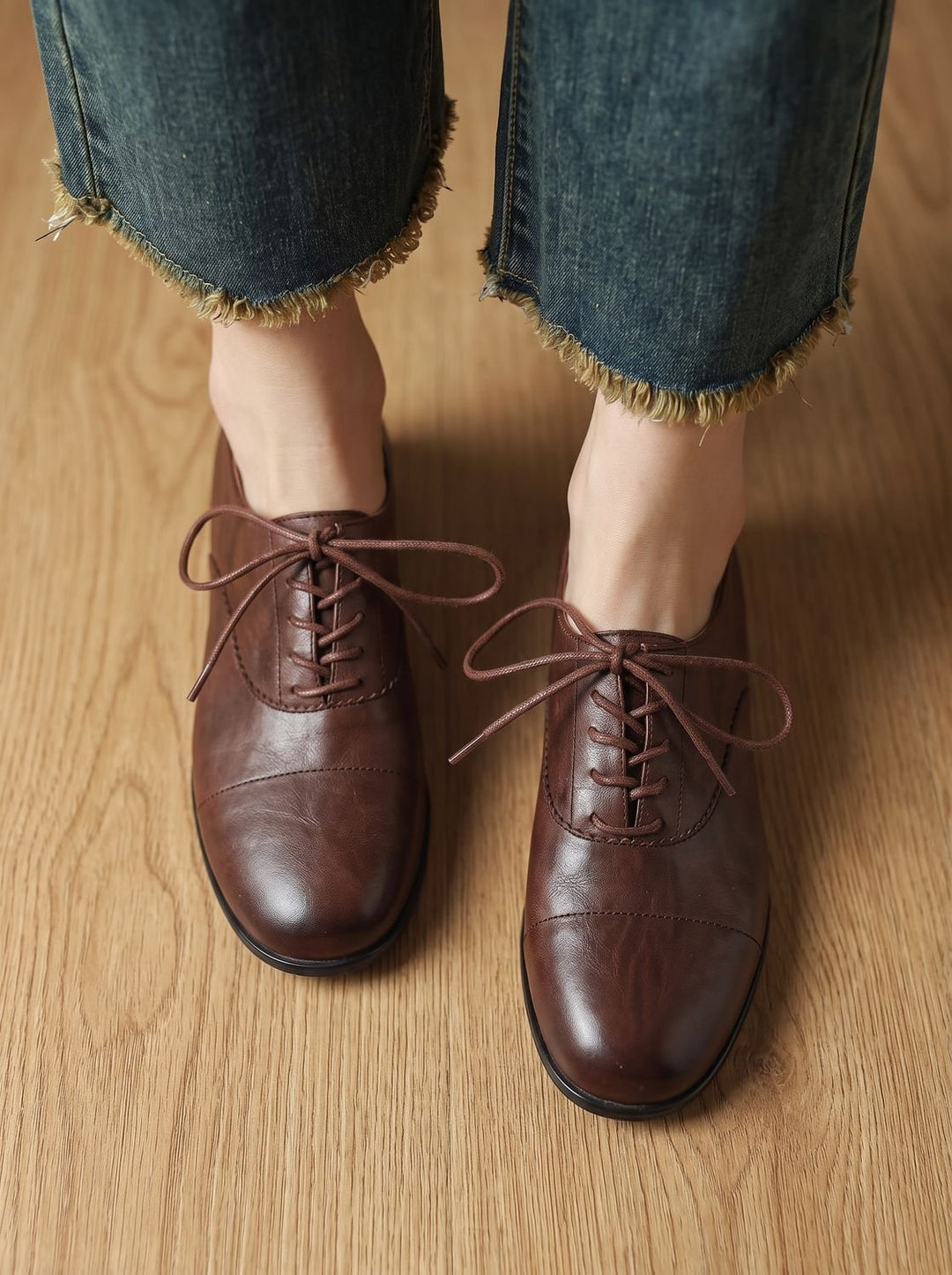 Lace-Up Women's Leather Flats for Timeless Comfort (13)