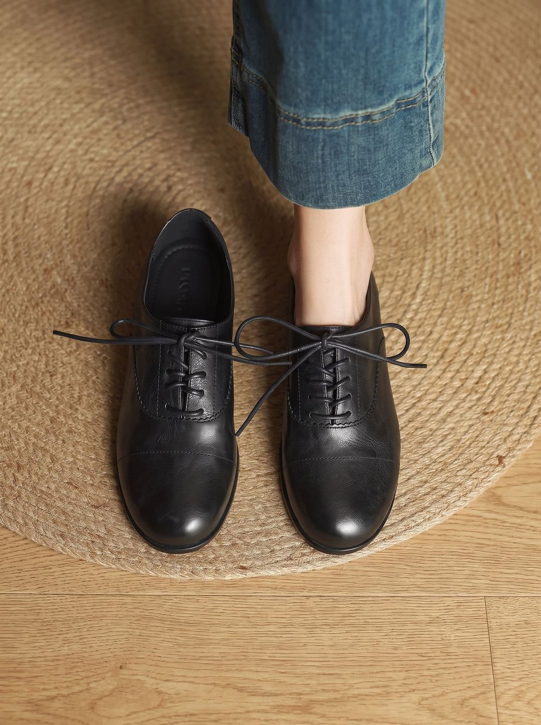 Lace-Up Women's Leather Flats for Timeless Comfort (18)