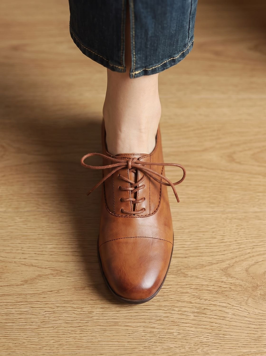 Lace-Up Women's Leather Flats for Timeless Comfort (4)