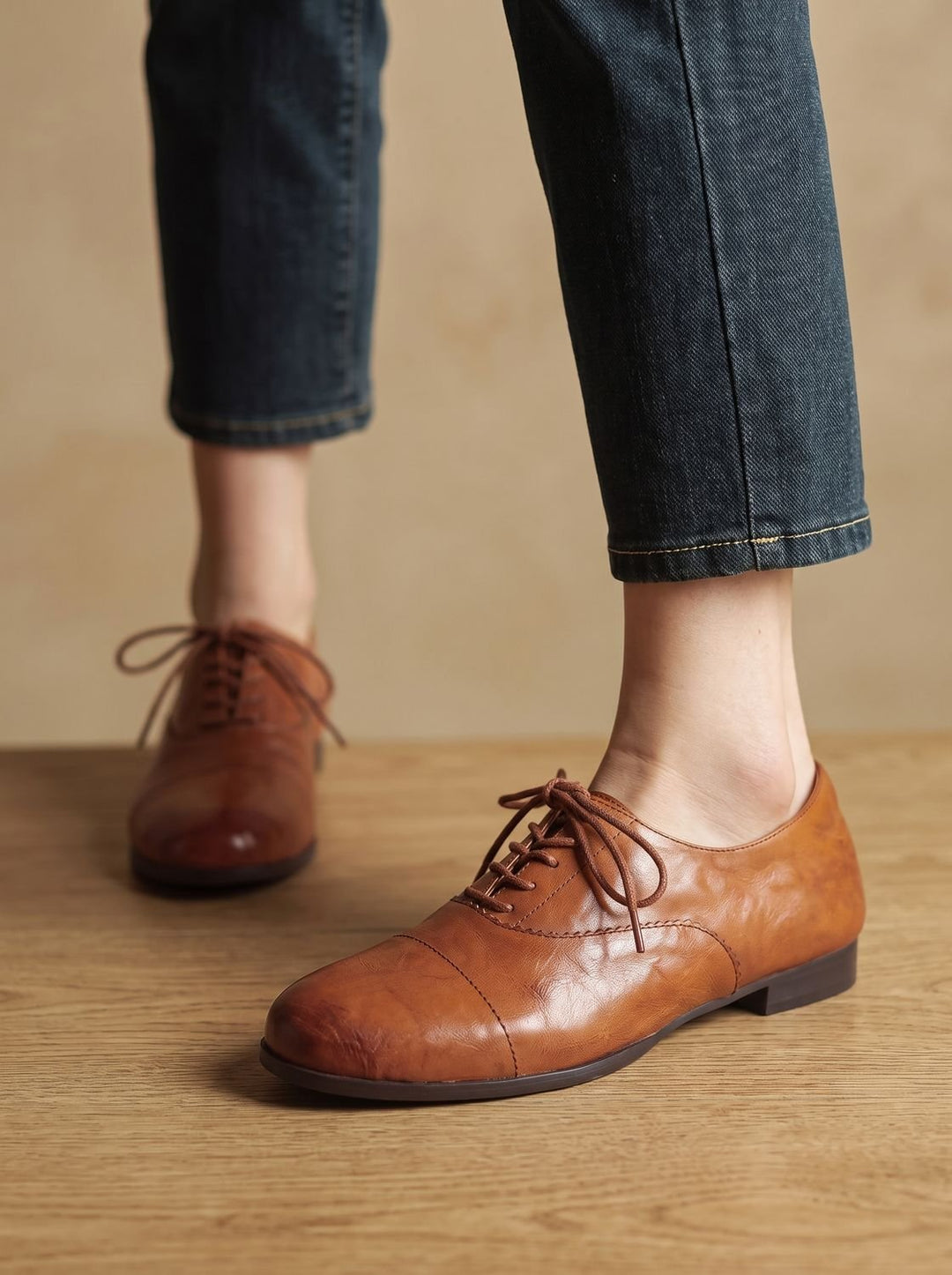Lace-Up Women's Leather Flats for Timeless Comfort (8)