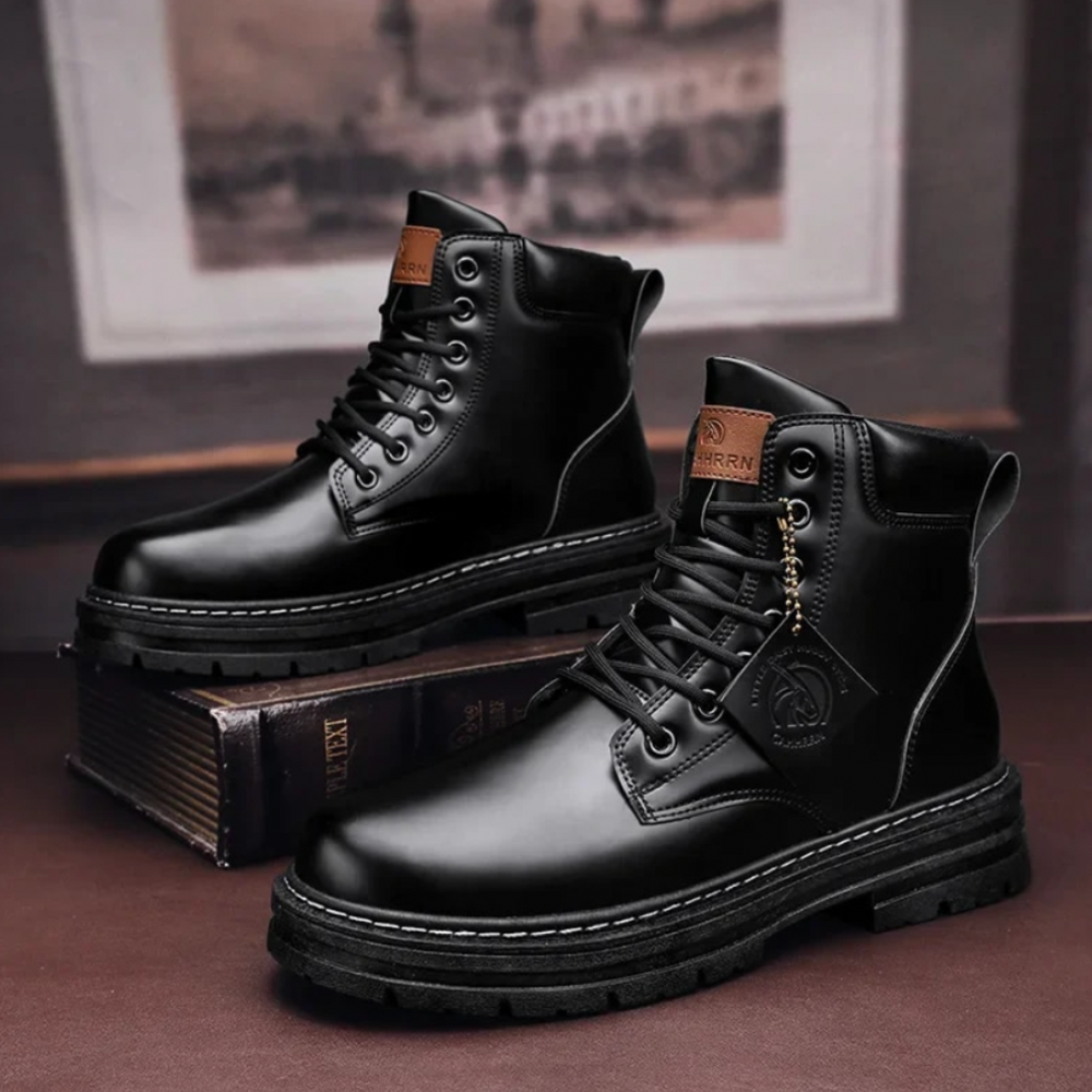 Men's Laced Hiking Boots for Fall in Black