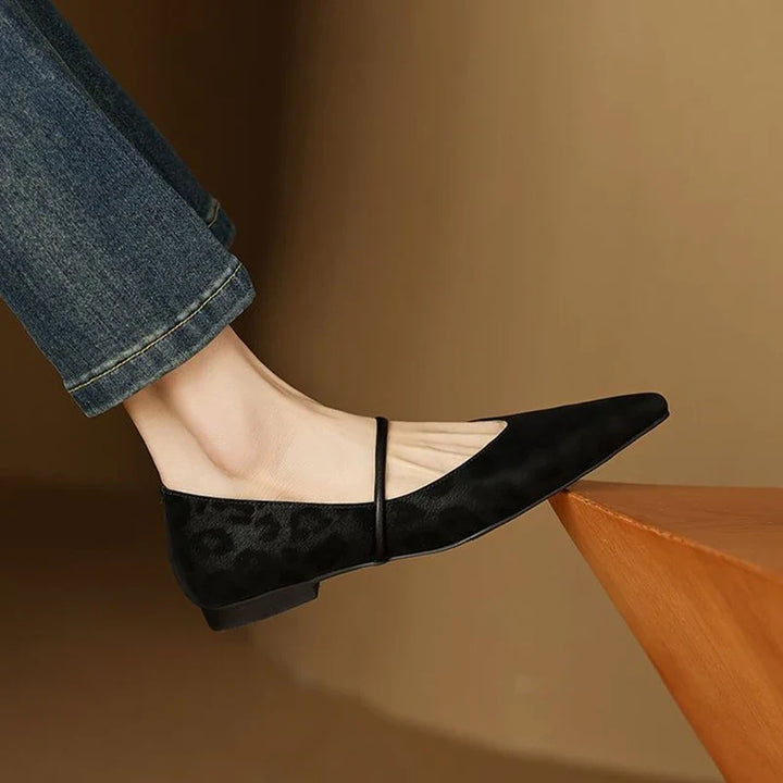 Pointed-Toe Women's Leather Flats Slip-On in Black