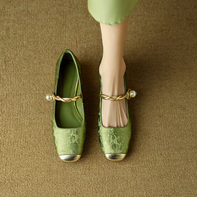 Women's Leather Flats with Embroidered Detail (4)