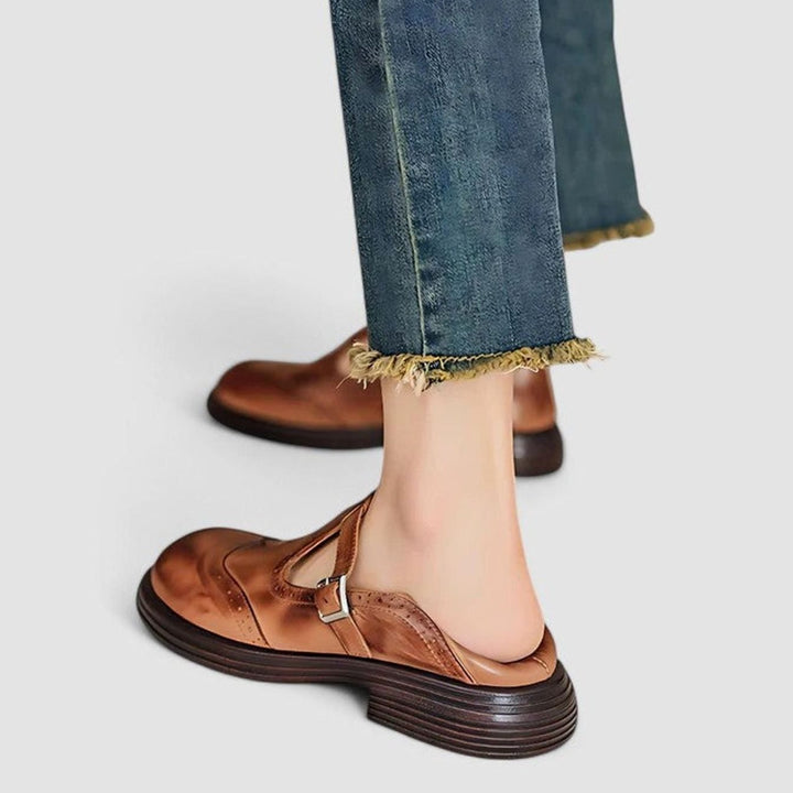 Women's Leather Flats with Vintage Brogue Details (5)